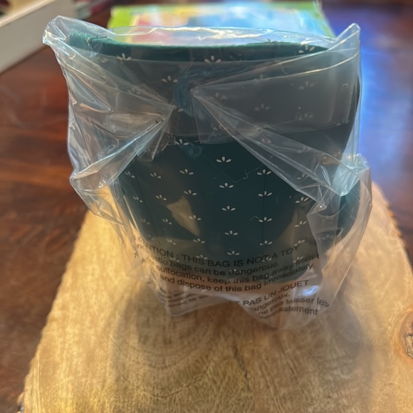 Madeline’s Old House In Paris WINGBACK CHAIR New in Box by Eden 2000 Style 33814 - Picture 8 of 11